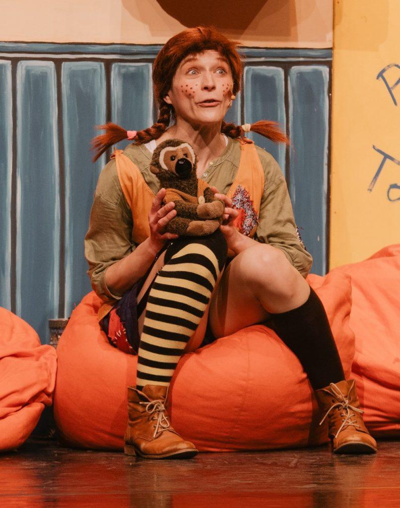 Pippi Langstrumpf (Anett Buchinski) erzählt Herrn Nilsson, was sie vor hat an Weihnachten.
Fotograf: Kevin Lauderlein, 2025
