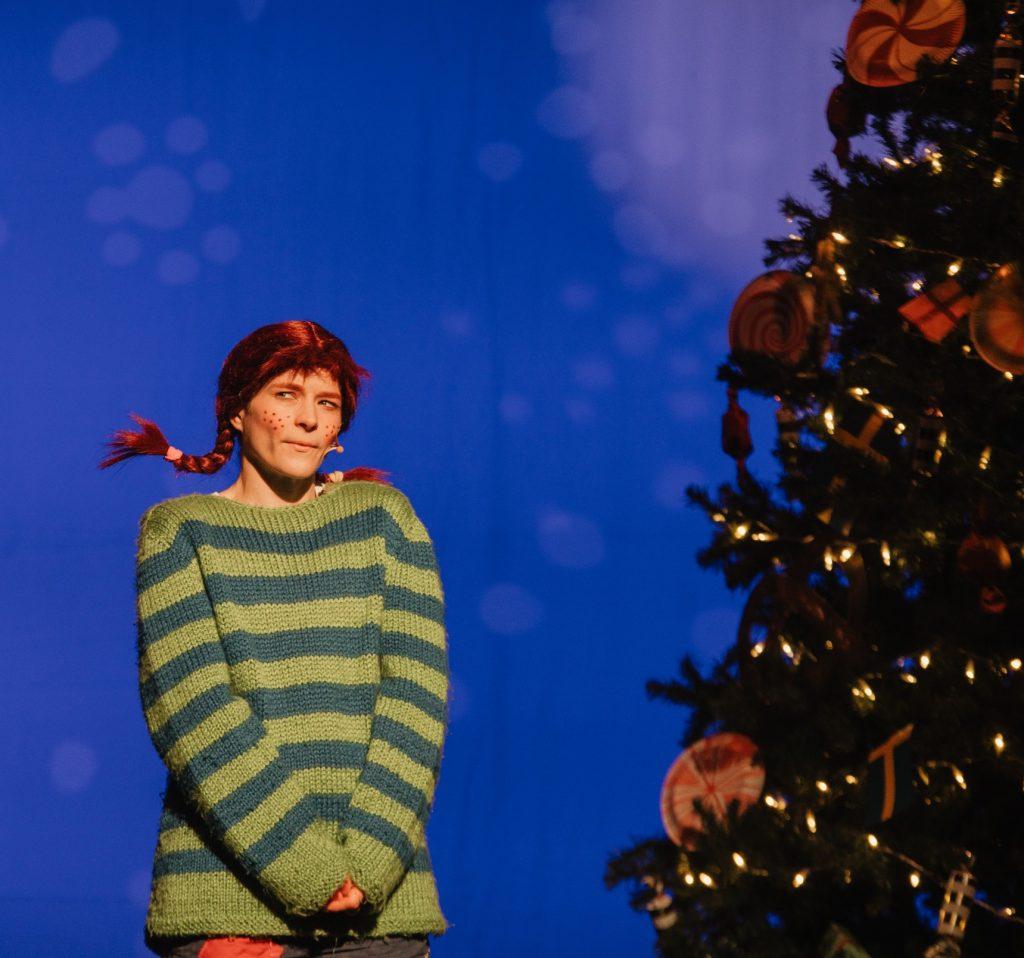 Pippi Langstrumpf (Anett Buchinski) überlegt, ob alles für ein geleungenes Weihnachtsfest vorhanden ist.
Fotograf: Kevin Lauderlein, 2025