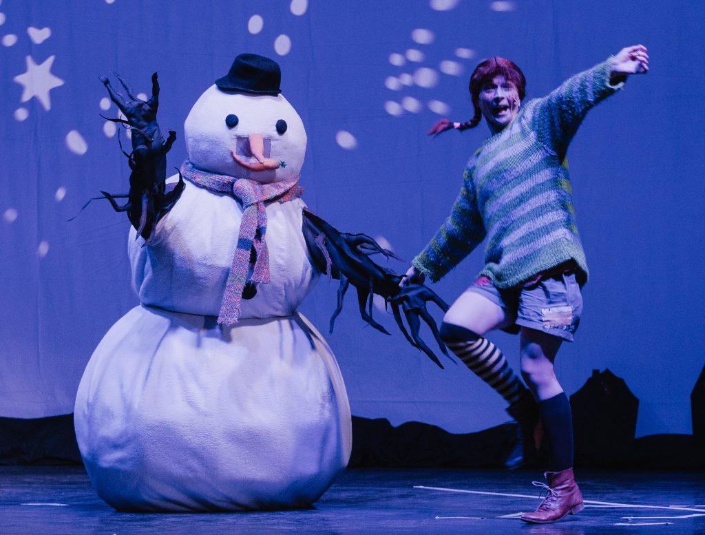 Sogar der Schneemann tanzt mit Pippi Langstrumpf (Anett Buchinski) - oder ist das ein Weihnachtstraum? Fotograh Kevin Lauderlein, 2025
