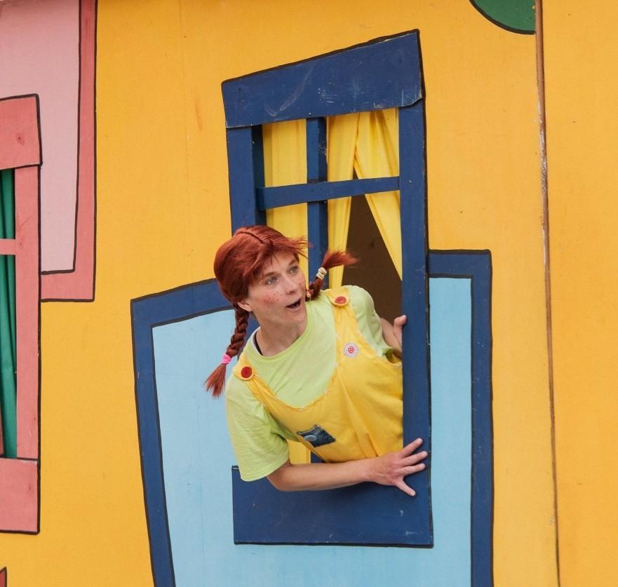 Pippi Langstrumpf 5 Pippi Lnagstrumpf schaut aus dem Fenster der Villa Kunterbunt: Foto: Kevin Lauderlein /BKT PRomo