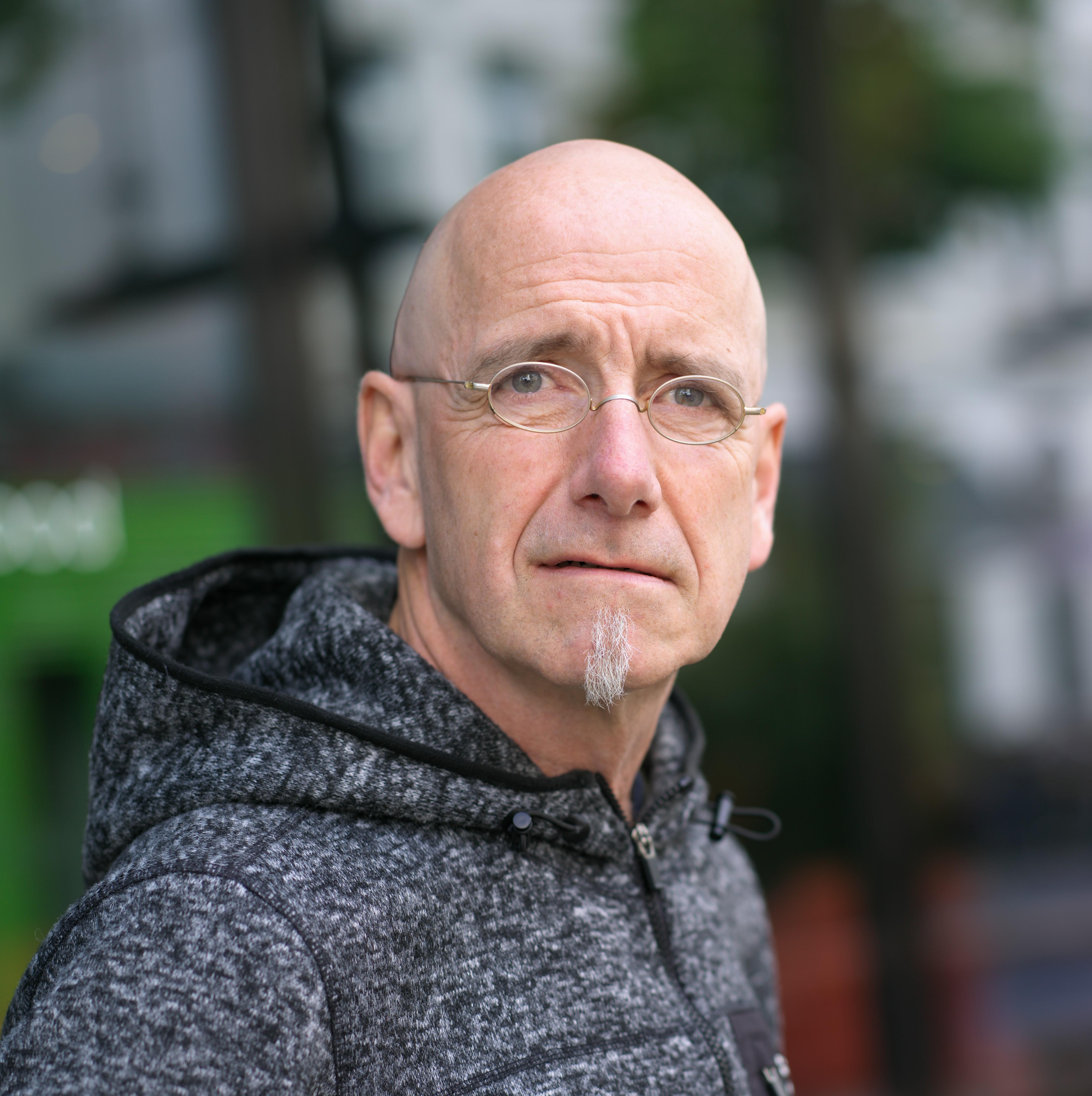Das ist ein ausdruckstarkes Portrait von dem Schauspieler, Autor und Regisseur Markus Weiß.